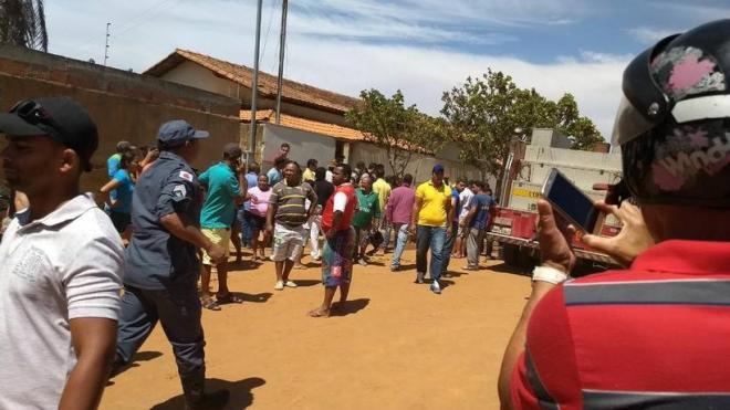 Fotos feitas no local mostram a correria das pessoas em Janaúba com a notícia da tragédia na creche