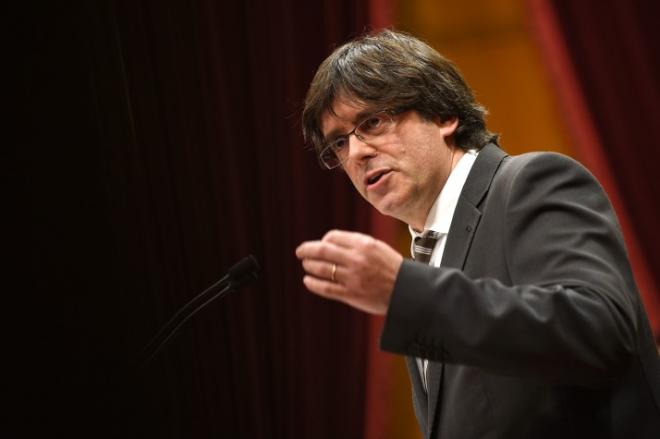 O governador da Catalunha, Carles Puigdemont, se prepara sua fala, no Parlamento regional, em que declarou a independência da Catalunha em relação à Espanha