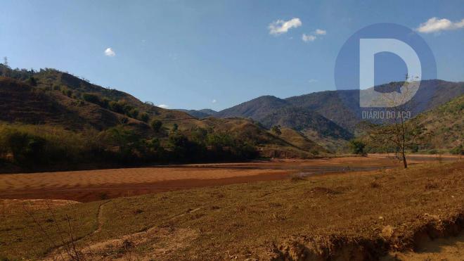 Área antes inundada pelo reservatório agora mostra o fundo  com lama e  areia 