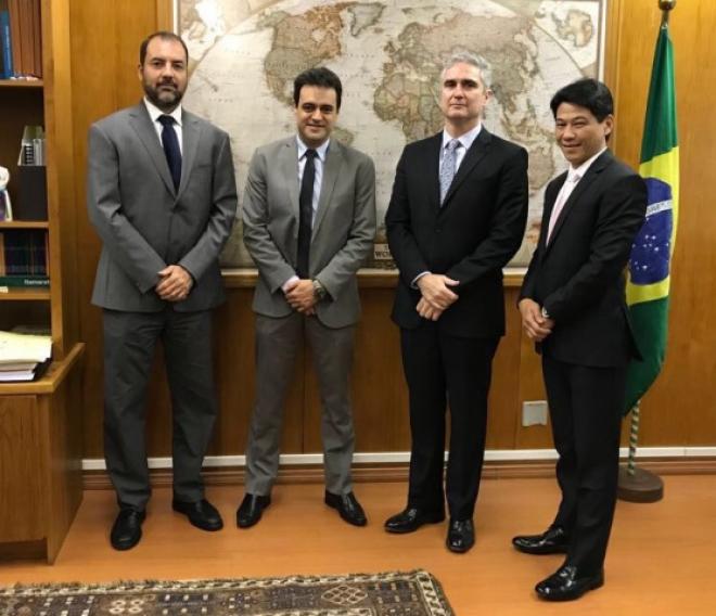 José Renato Ruy Ferreira (primeiro secretário de Promoção Comercial), Eduardo Monteiro (Gerente de Vendas da Usiminas Mecânica), o ministro Orlando Leite Ribeiro e o diretor Heitor Takaki
