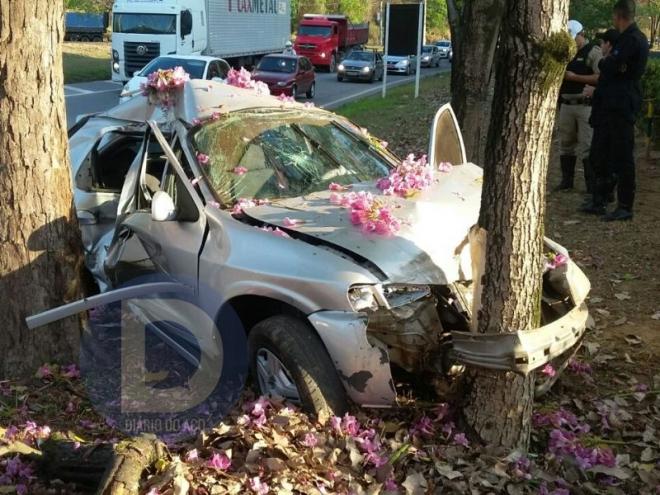O Celta ficou completamente destruído, após colidir contra duas árvores