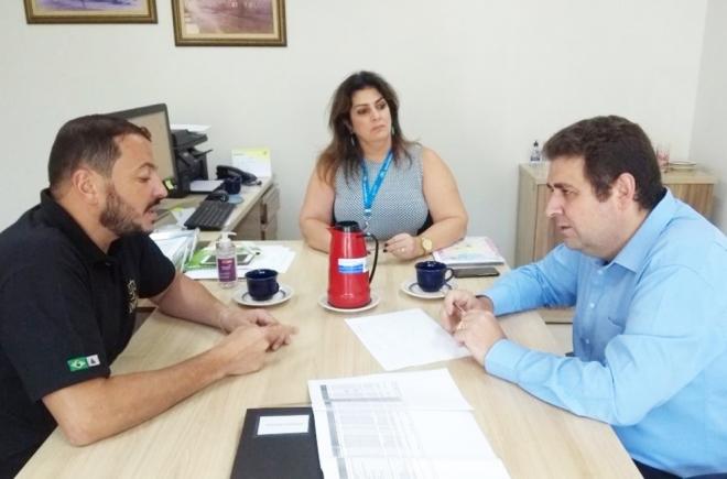 O presidente da Câmara de Timóteo, Adriano Alvarenga, a diretora do (HJMM), Kátia Barbalho, e o prefeito Marcos Vinicius
