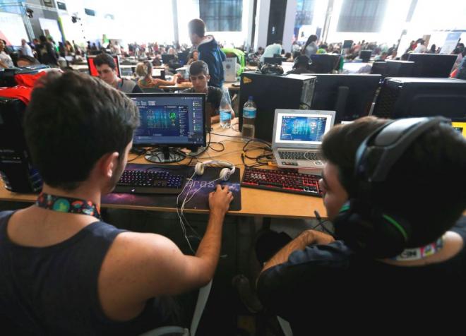 A tecnologia passou a ser uma ferramenta de relacionamento, mas o seu uso requer cuidados, alerta especialista 