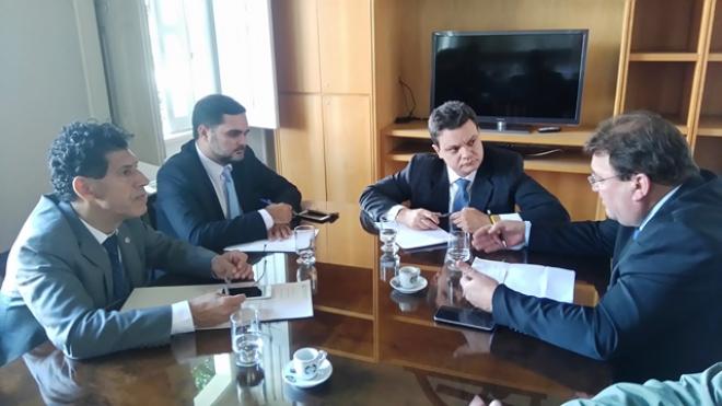 O assunto foi tratado em reunião dos deputados, Celinho do Sinttrocel e Geraldo Pimenta, com o secretário de estado de Governo, Odair Cunha