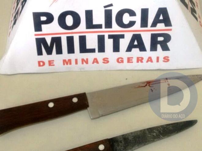 A faca usada na agressão foi apreendida, juntamente com outra localizada pela polícia