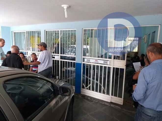 Durante todo o dia  houve movimentação no IML para reconhecimento dos corpos 
