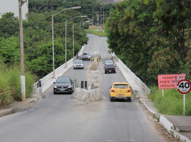 Desde a sua interdição parcial, o tráfego sobre a ponte velha é feito com restrição para veículos de carga e ônibus