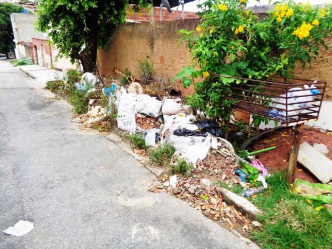 O descarte irregular do lixo no bairro tem preocupado as pessoas