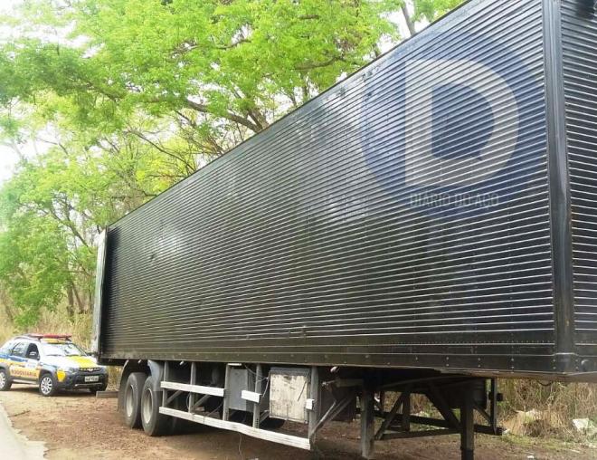 Tomada em assalto na BR-381, carreta-baú foi encontrada abandonada na MG-758