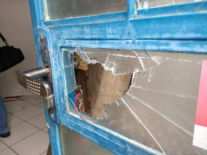 Porta do cômodo onde o jovem dormia foi estourada pelos assassinos 