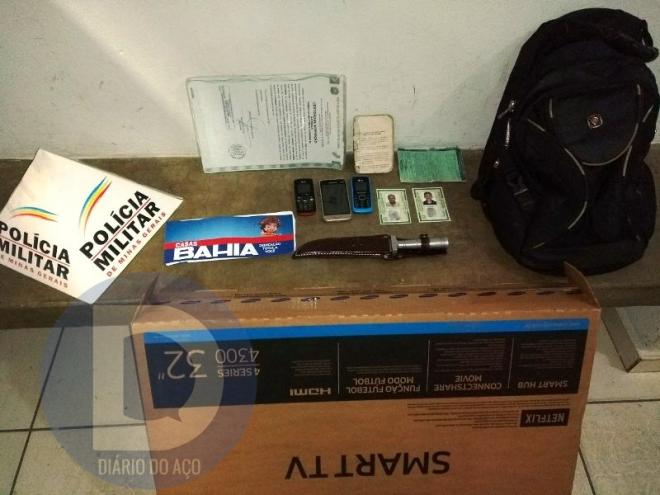 O aparelho de TV comprado com os documentos falsos e outros objetos foram apreendidos pela PM