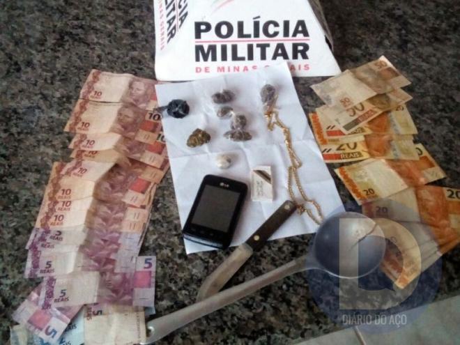 As porções de maconha e o dinheiro foram localizadas na região do Caladão