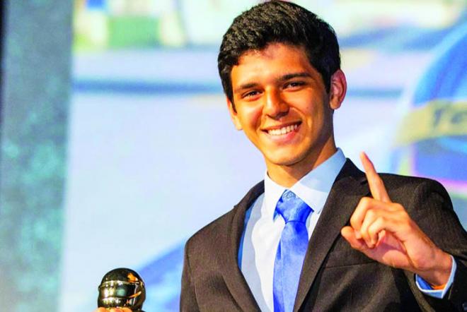 Igor exibe com orgulho o troféu, prêmio que abre novos horizontes à sua carreira