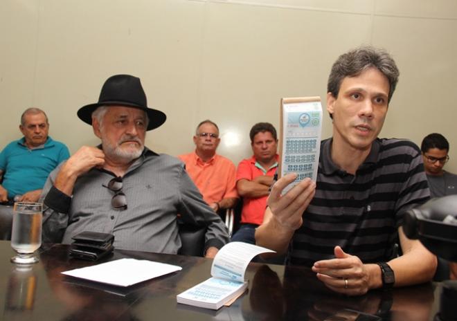 Prefeito e presidente da Aciapi apresentam novo modelo provisório do estacionamento rotativo