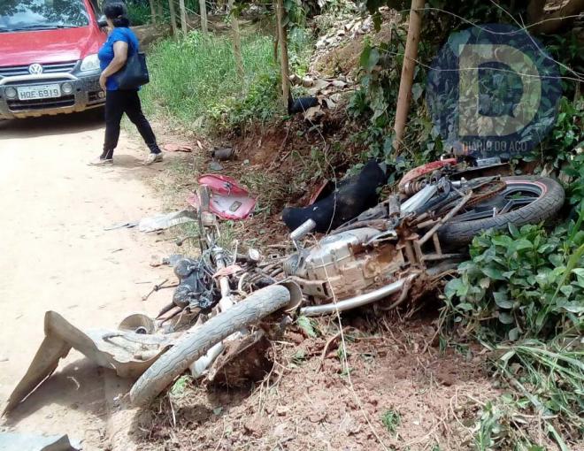 Carro descontrolado capotou e caiu sobre motociclista, na estrada de Barroadas, Braúnas 