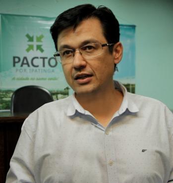 O secretário  de Saúde, Ededwin Cruz, orienta atendimento a pacientes da sífilis 