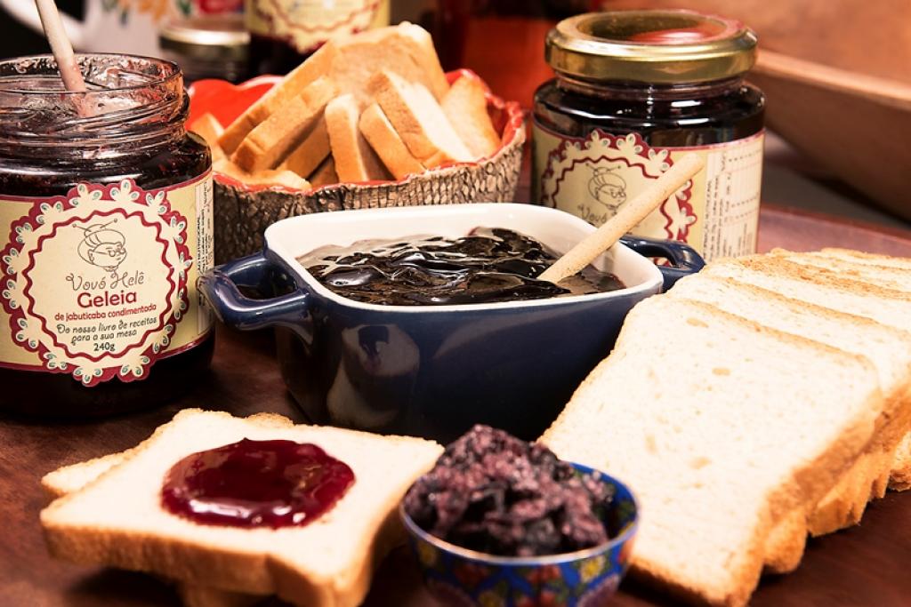Os doces de jabuticaba de Sabará são muitos e versáteis; incluindo casquinhas cristalizadas, a famosa geleia e vinhos e cachaça artesanal 