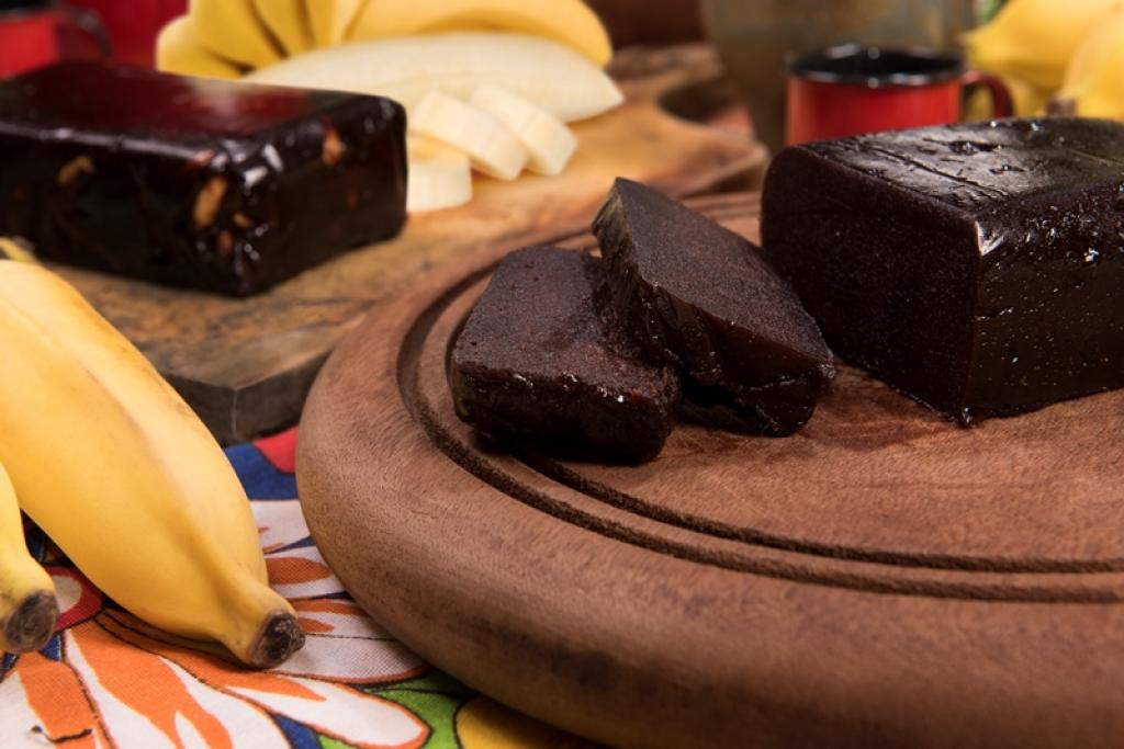 A Bananada de Antônio Dias combina o sabor da fruta com o contraste do amendoim