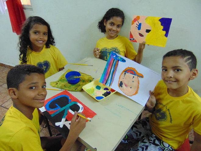 Os alunos participam de oficinas e aprendem a fazer arte
