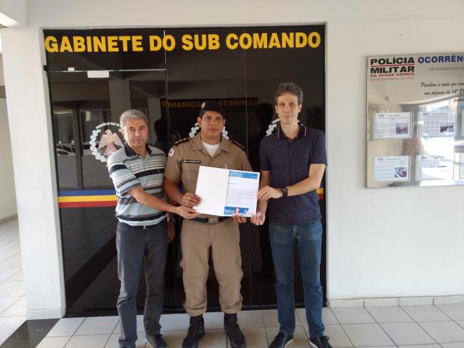 Cópia da pesquisa também foi entregue ao subcomandante do 14º BPM, o major Barcelos 