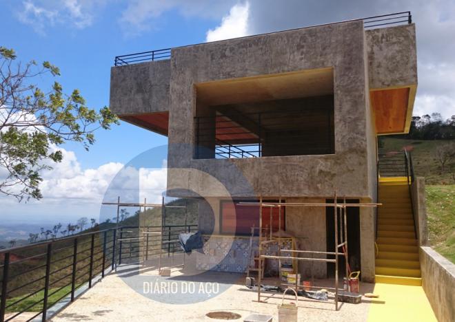 Localizada no ponto culminante do município, a construção foi feita obedecendo a critérios de acessibilidade