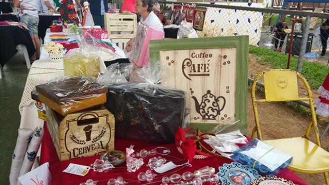 A feira de artesanato mostrou trabalhos de moradores do bairro, como quadros, almofadas, tapetes, bijuterias e bolsas