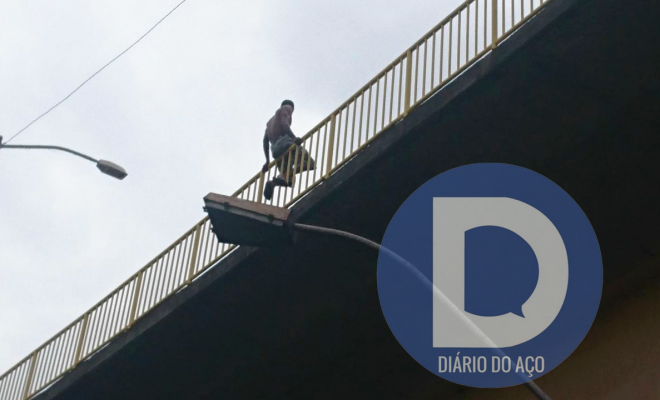 Os bombeiros e a Polícia Militar conversaram com o homem durante 15 minutos
