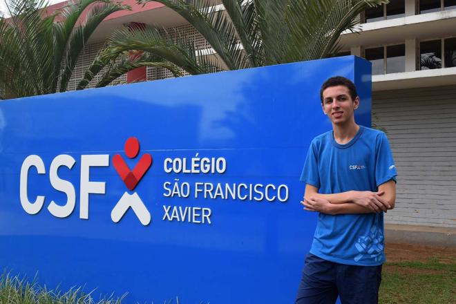 Klaide Lopes de Sena, 17 anos, bolsista do CSFX é um medalhista em olimpíadas do conhecimento