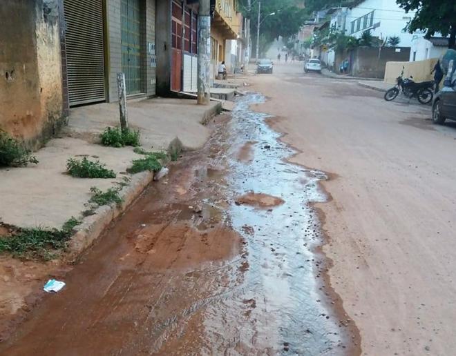 Técnicos prometeram voltar na terça-feira para concluir serviço e vedar outro vazamento no mesmo local, no bairro Limoeiro 