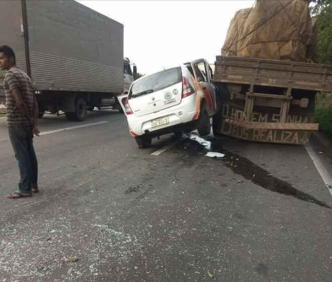 Em circunstâncias que ainda serão apuradas,  veículo da saúde bateu em um caminhão e bebê morreu 