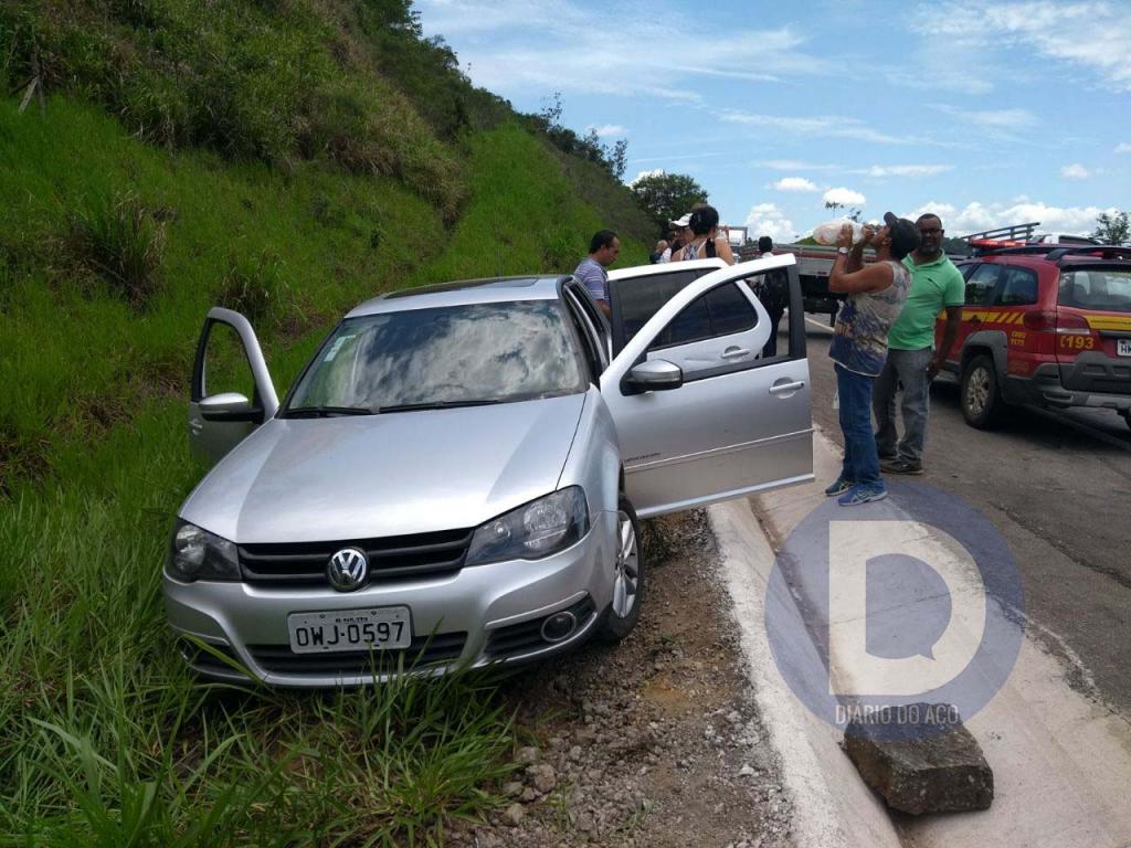 VW Golf passava pelo local e foi atingido por destroços na hora do acidente. Ocupantes sairam sem ferimentos