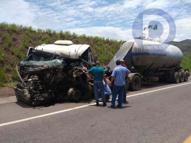 O motorista da Scania foi resgatado pelos Bombeiros entre as ferragens e levado para o HMC