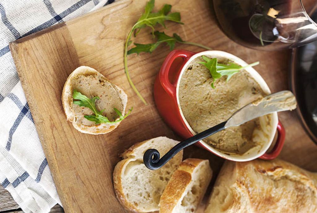 Pate de figado de frango. patê com torradas e manteiga verde