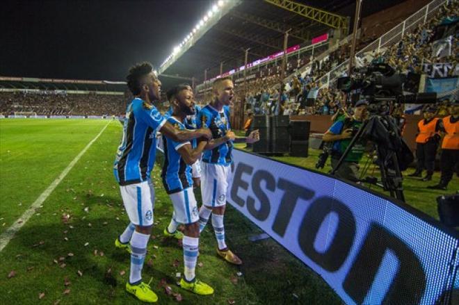 Luan comemorando após marcar o segundo gol para o Grêmio 