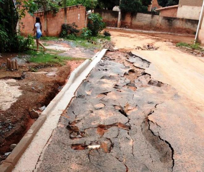 Rua Carqueja foi parcialmente destruída por enxurrada 