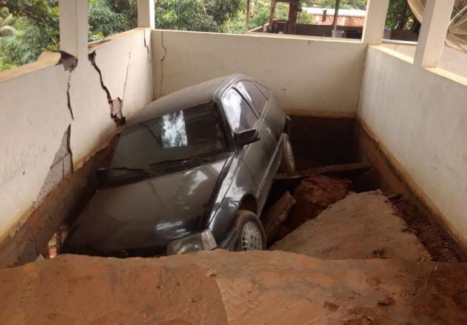 O chão da garagem de uma casa da avenida Girassol cedeu nesta semana 