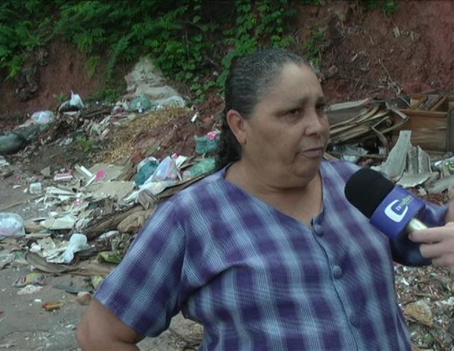 Maria das Graças conta que pessoas de outras ruas estão jogando lixo na rua Teresópolis  