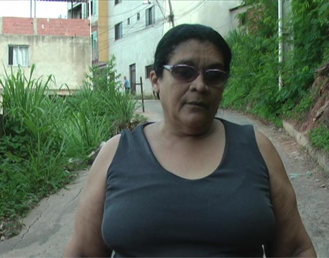 Marilene Almeida teme que o aumento do buraco na rua impeça a passagem de carro 