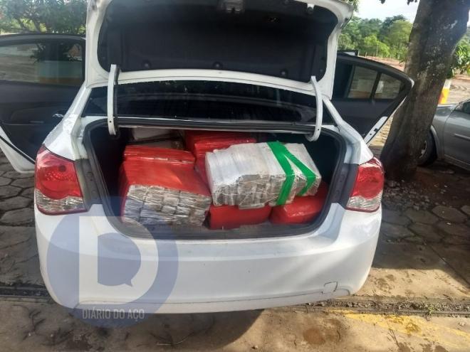 As barras de maconha eram transportadas em um Cruze roubado do Paraná