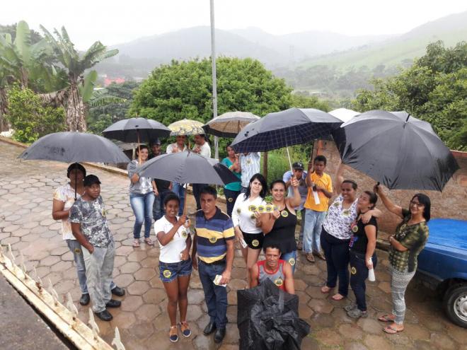 Mesmo debaixo de chuva eleitores não deixaram de ir às ruas no domingo de eleição 