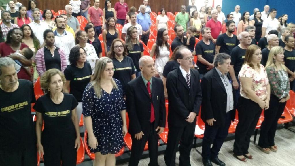 A cerimônia foi realizada pela manhã, no auditório da Prefeitura de Timóteo, com a presença dos diretores, coordenadores, alunos e familiares