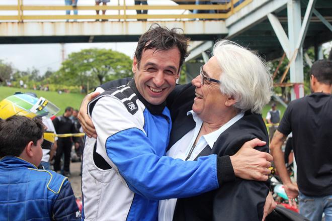 Fernando Caracoche vence a prova e recebe um abraço  de Rubén Solé