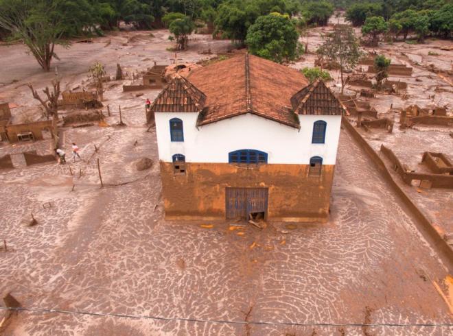 Igreja do distrito de Paracatu, uma das localidades castigadas pelo “mar de lama” da mineração 