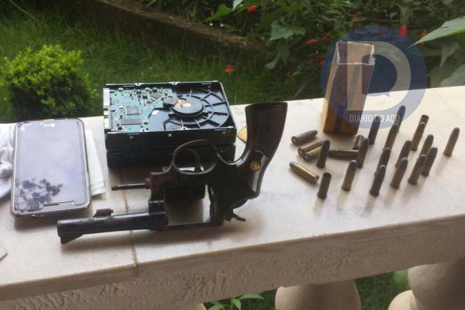 Nas buscas a documentos policiais apreenderam um revolver e munição 