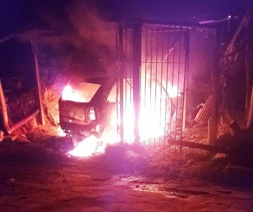 Veículo foi totalmente queimado e dona acredita em incêndio criminoso 