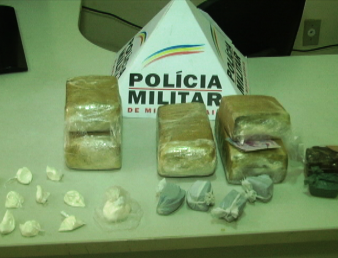 Mãe entregou uma sacola com cinco tabletes e seis porções de maconha e onze papelotes e mais uma porção de cocaína
