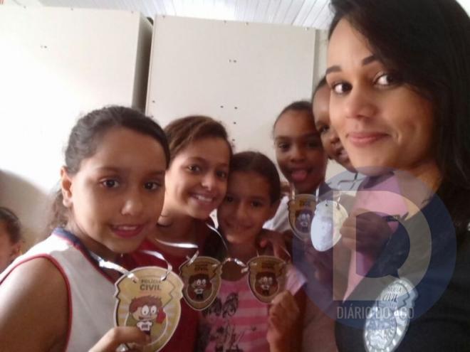As crianças ganharam um distintivo” no projeto Investigador Mirim no final da palestra