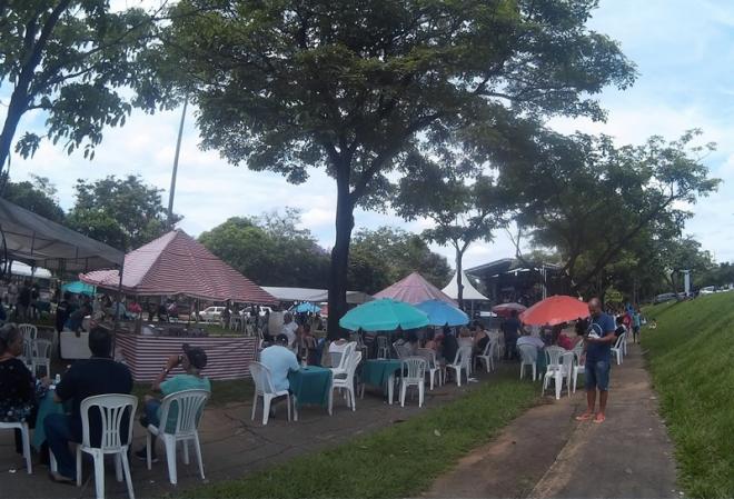 Evento cultural foi aberto às 11h e, com a estiagem no domingo, público ocupou mesas sob a sombras das árvores do canteiro central da avenida Burle Marx 