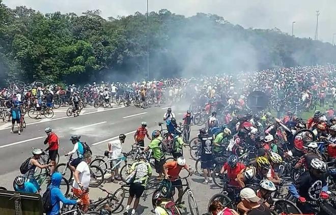 PM usou bombas para reprimir a Tradicional Descida a Santos, que havia sido proibida pela Justiça a pedido da empresa que administra rodovia