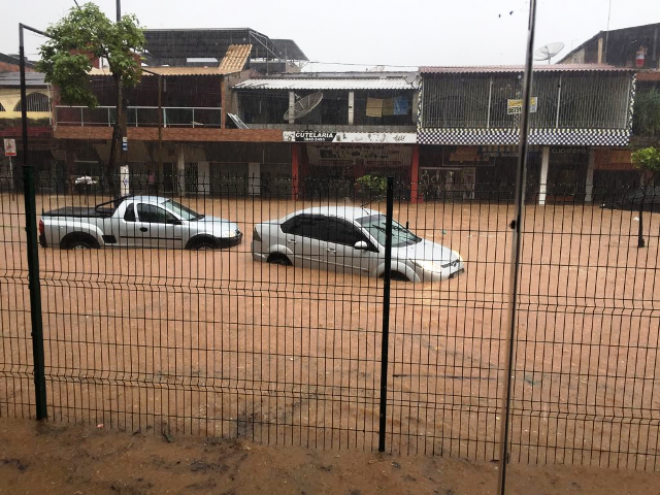 Motoristas ficam ilhados na av. Magalhães Pinto, durante tempestade
